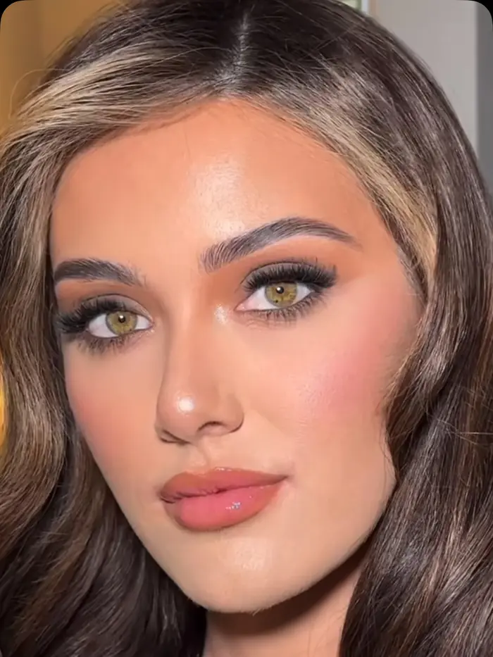 Balayage châtain clair sur base brune, longueurs ondulées