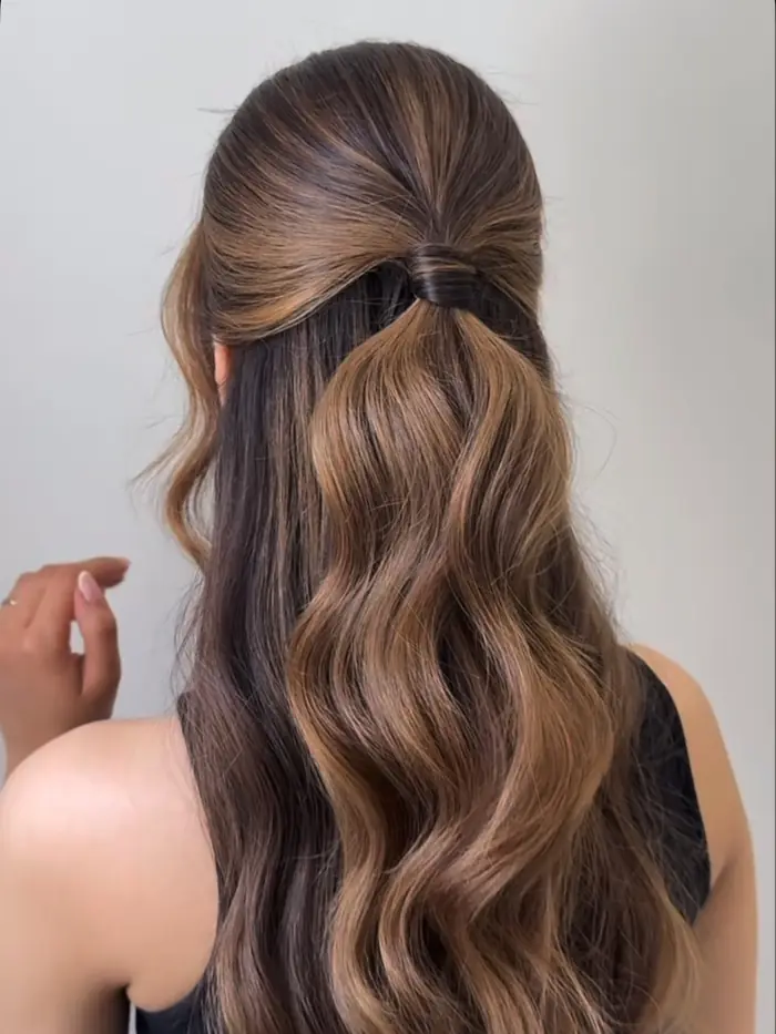 Demi-attache sur cheveux longs ondulés
