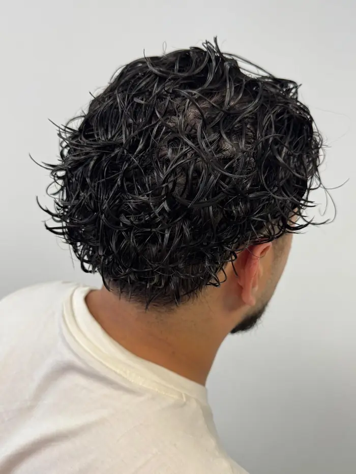 Coupe homme sur cheveux bouclés