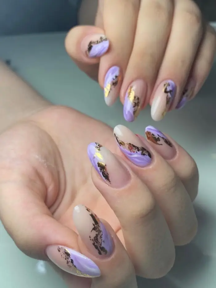 Nail art réalisé au salon, ongles amande à motifs