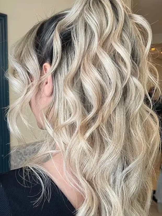 Balayage blond très contrasté sur base foncée