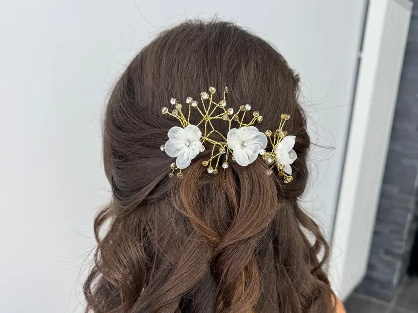 Demi-attache bouclée de mariée ornée de fleurs blanches