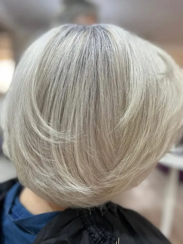 Blond platine sur coupe au carré