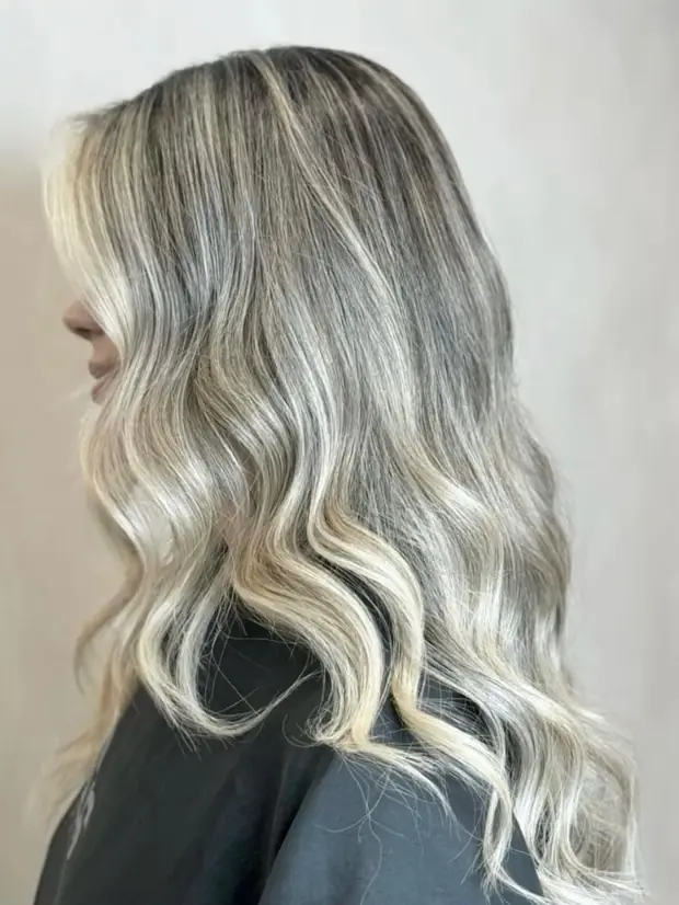 Balayage blond froid sur cheveux longs