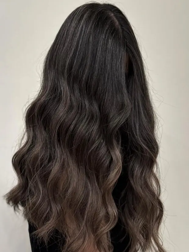 Brun naturel sur cheveux longs ondulés
