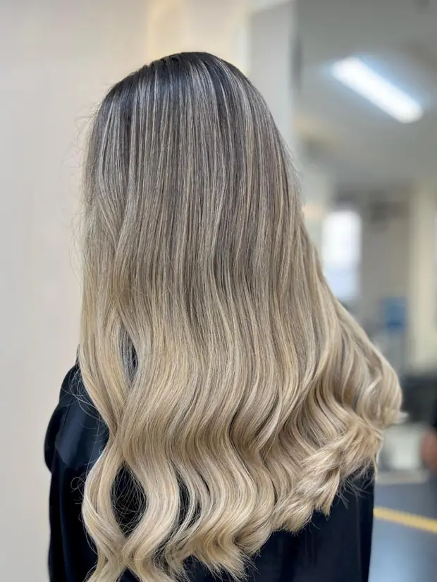 Ombré blond sur cheveux longs lissés