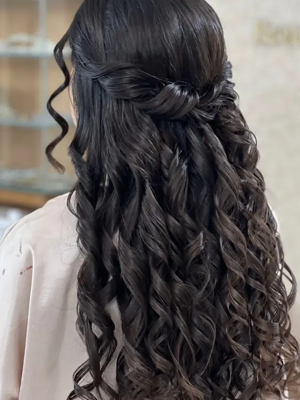 Brun bouclé avec tresse