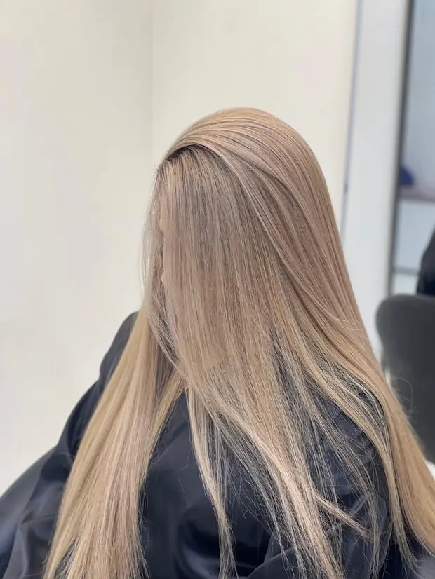 Balayage blond sur cheveux longs raides