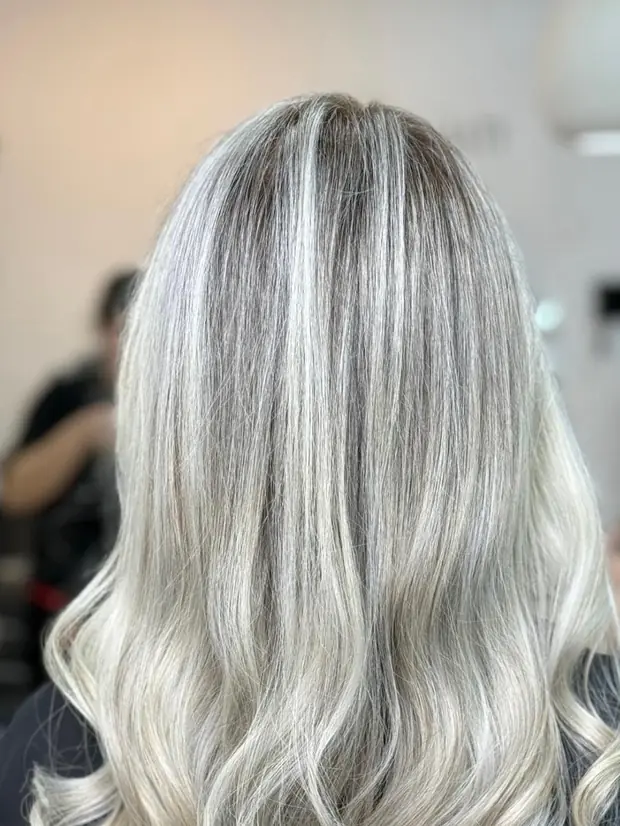 Balayage blond glacé aux ondulations souples
