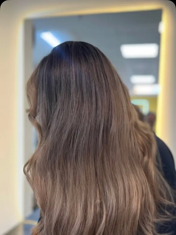Balayage miel sur base brune, cheveux longs