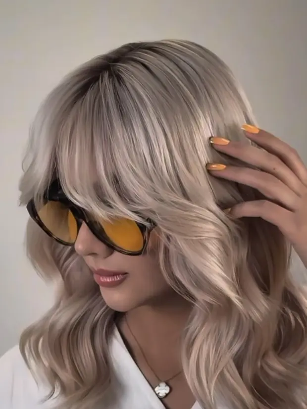 Blond platine avec frange rideau