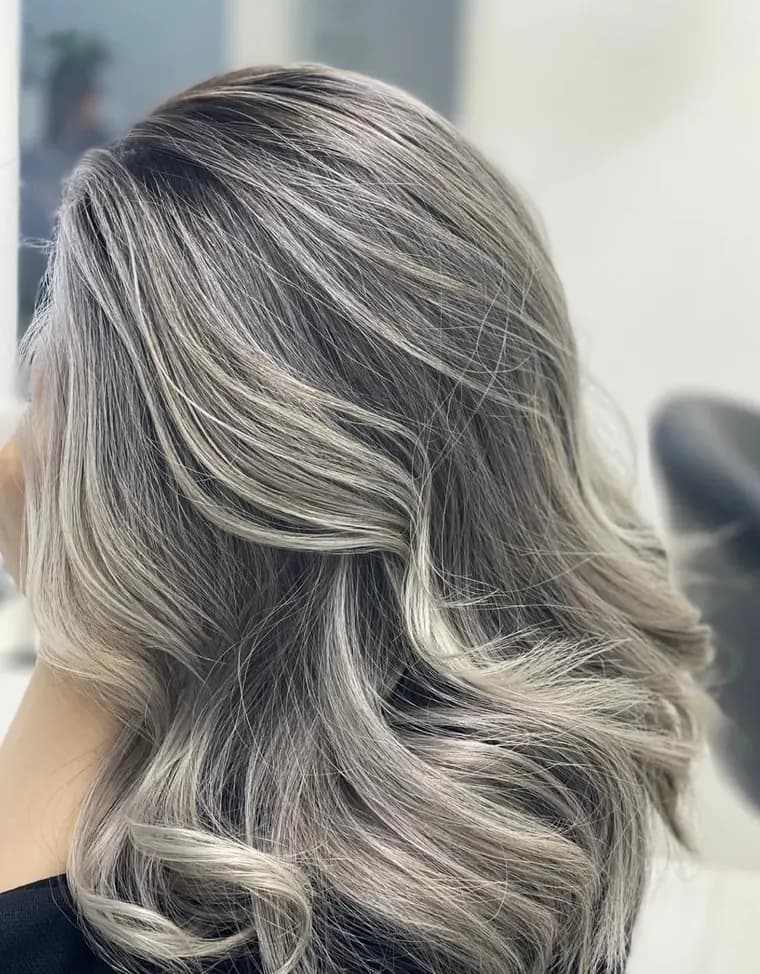 Balayage argenté avec fondu de racines