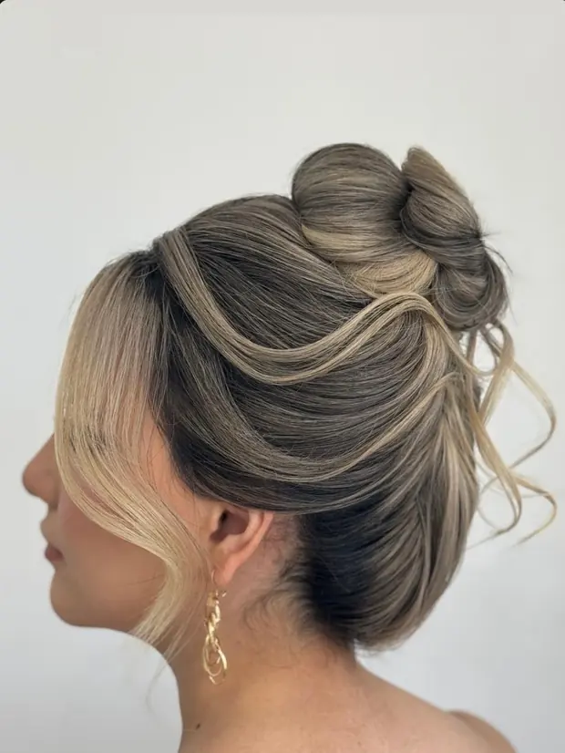 Chignon haut avec mèches libres