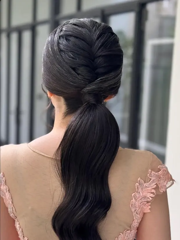 Chignon haut bouclé et maquillage
