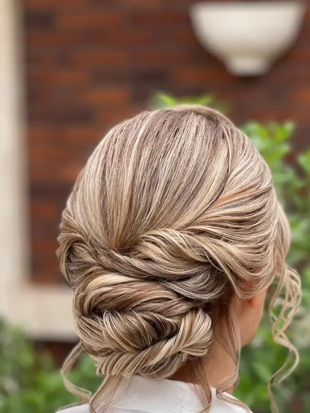 Chignon bas roulé sur cheveux blonds