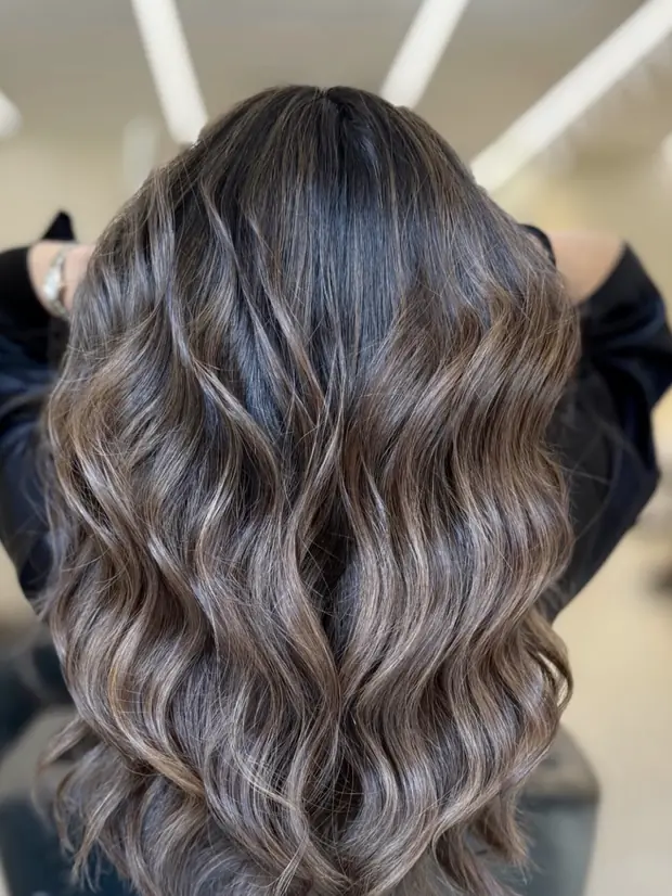Brun cendré ondulé sur cheveux longs