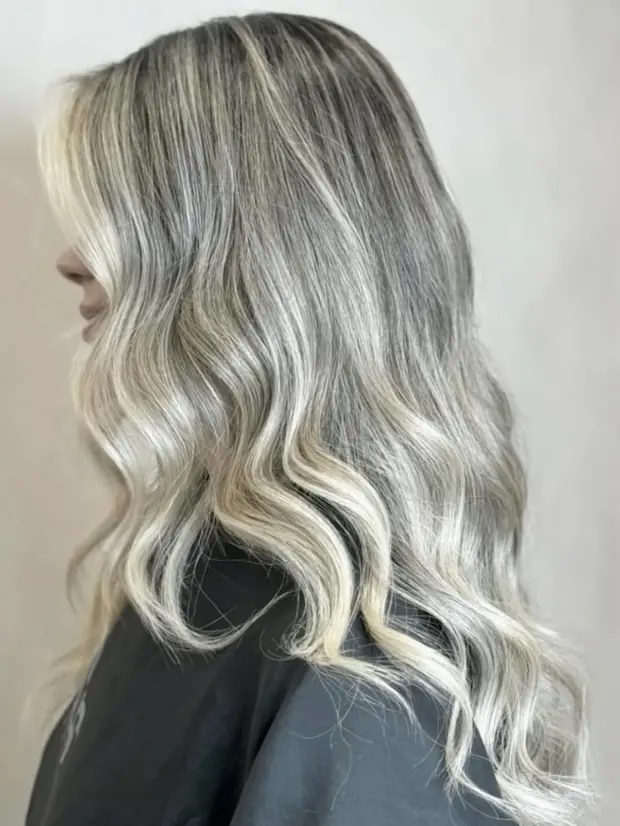 Balayage blond glacé ondulé