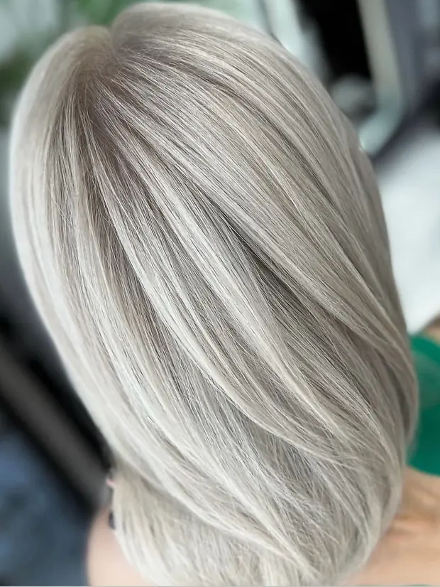Blond platine lissé
