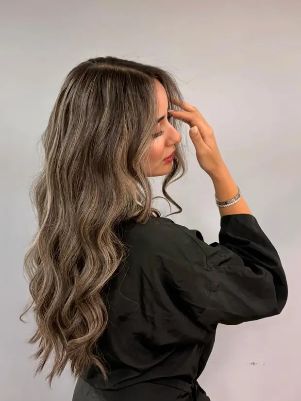 Balayage châtain clair, longueurs ondulées