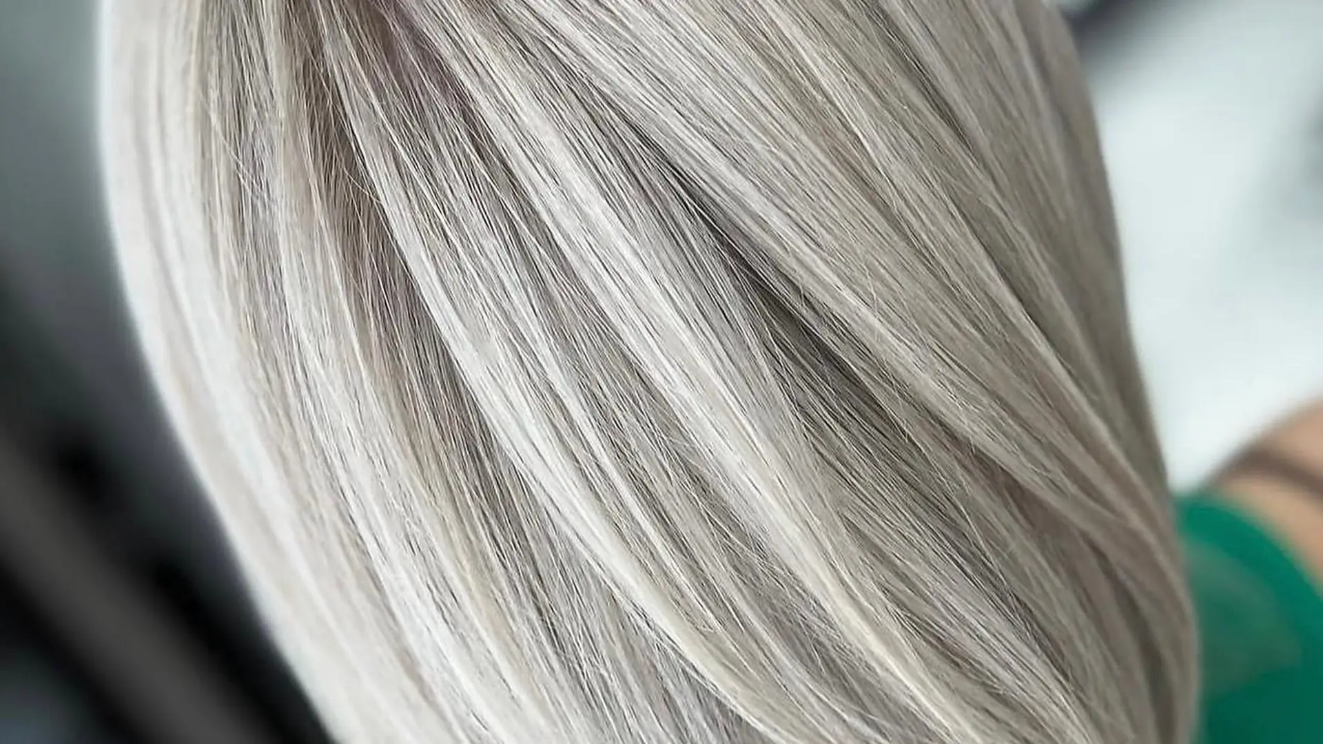 Balayage blond platine lissé réalisé au salon