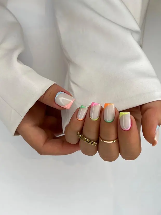 French colorée sur ongles amande
