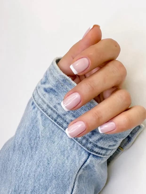 French nude sur ongles courts
