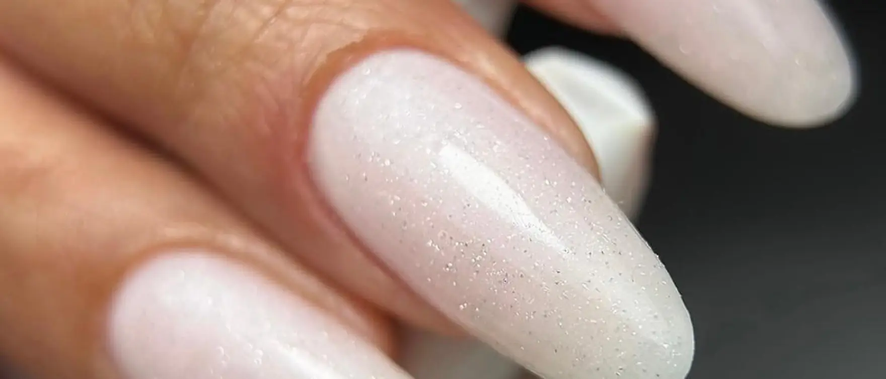 Ongles nacrés réalisés au salon