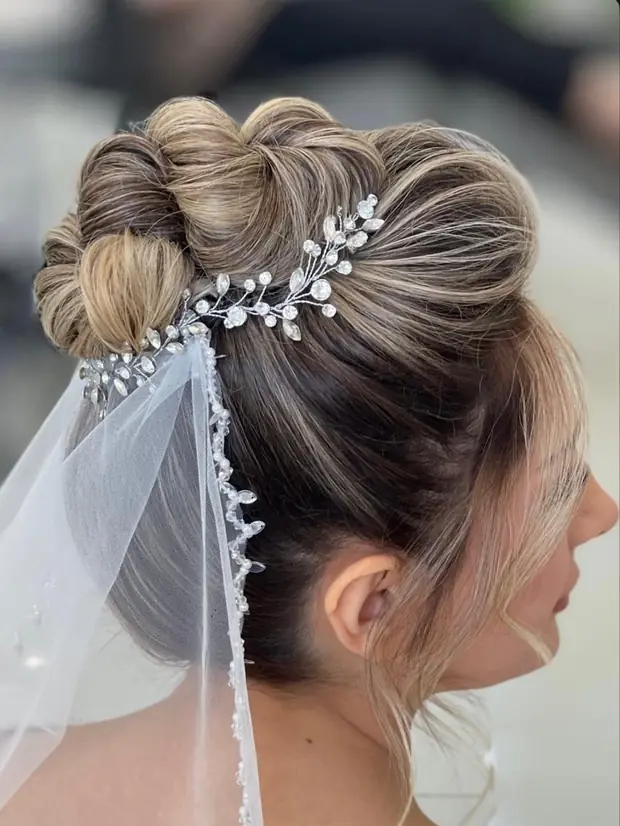 Chignon haut de mariée avec voile et bijou de tête
