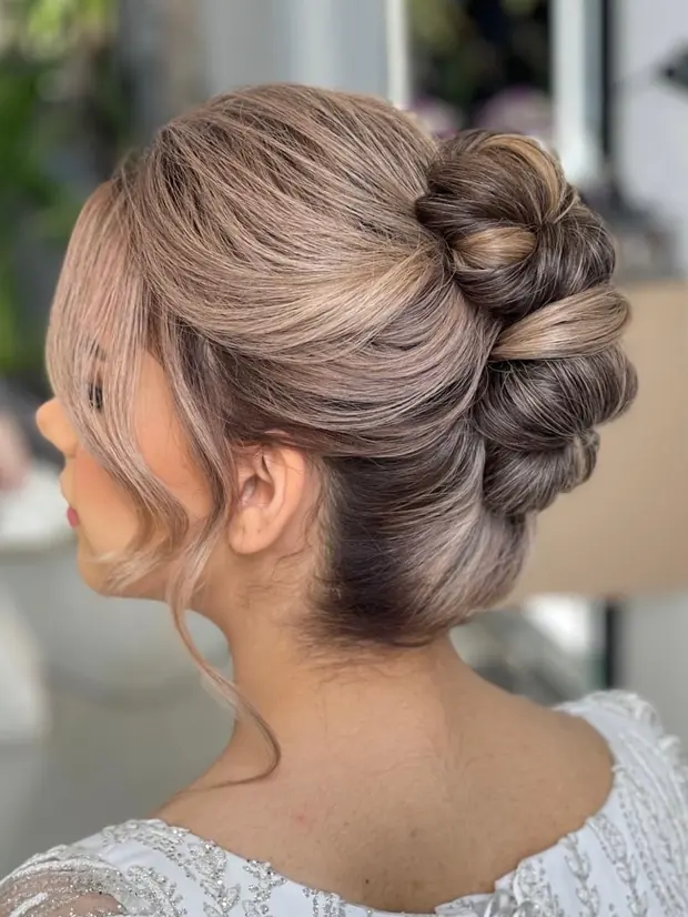 Chignon haut torsadé sur blond cendré
