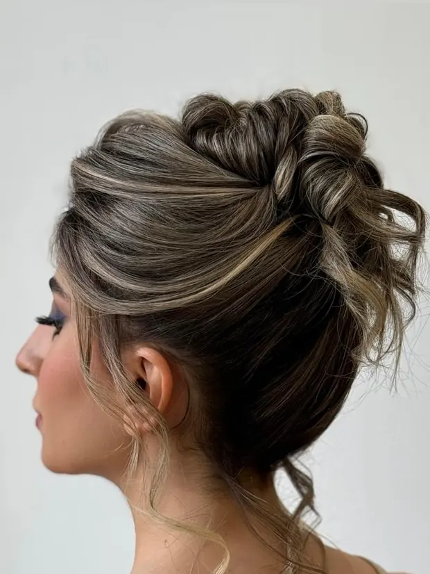 Chignon haut bouclé vu de profil